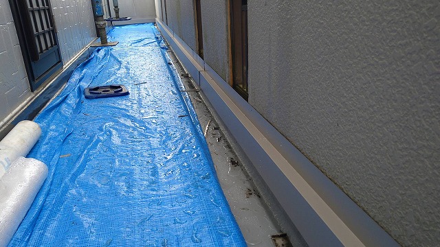 飯田市：ベランダ腰壁の下端に土台水切り役物を設置