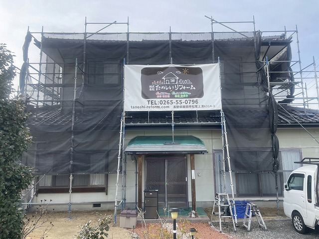飯田市でALC外壁塗装の養生作業とカチオン系補修材を用いた下地処理の様子