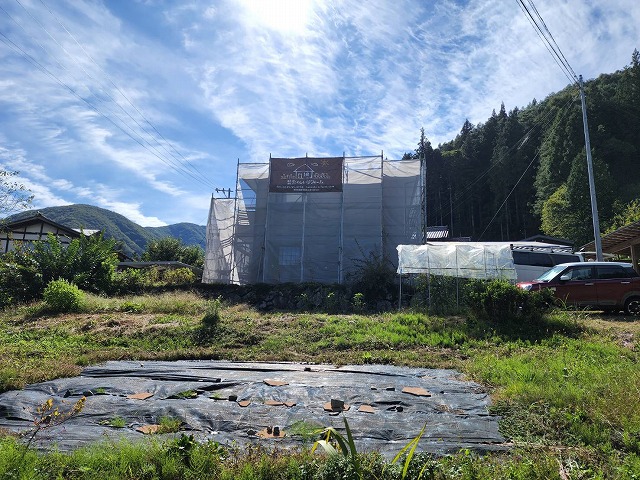 下伊那郡阿智村にて外壁塗装工事、足場設置とベランダ防水の劣化状況について