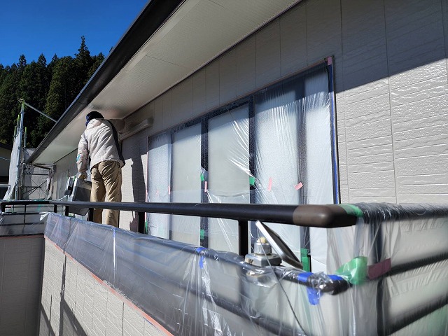 下伊那郡阿智村にて軽量鉄骨造住宅の外壁サイディング塗装、基本となる3回塗り工程