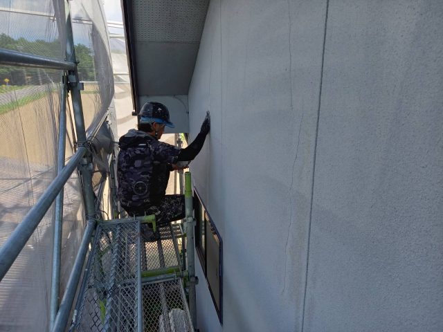 伊那市K邸_クラック補修中の職人