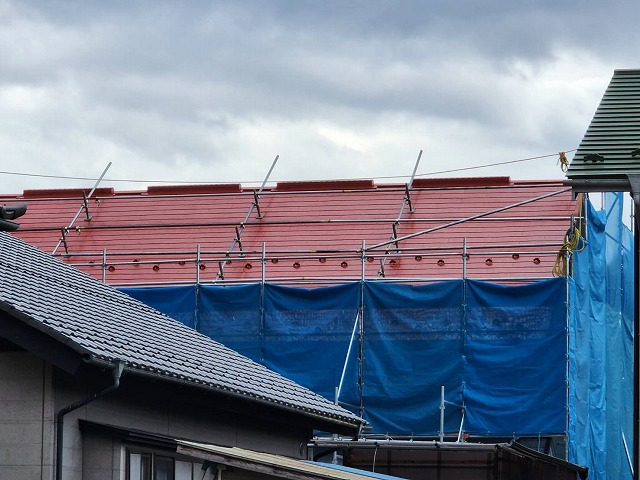 下伊那郡松川町にて遮熱塗料での屋根塗装、中塗り、上塗りを経て鮮やかな輝き