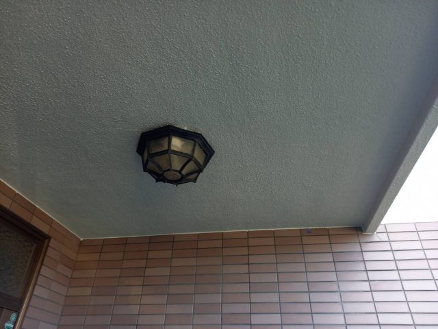 伊那市K邸_玄関の軒天塗装中