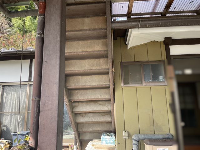 飯田市Y邸_階段裏の現状