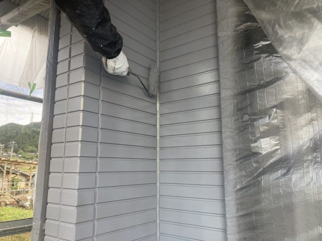 阿南町G邸_ローラーと刷毛で中塗りと上塗り