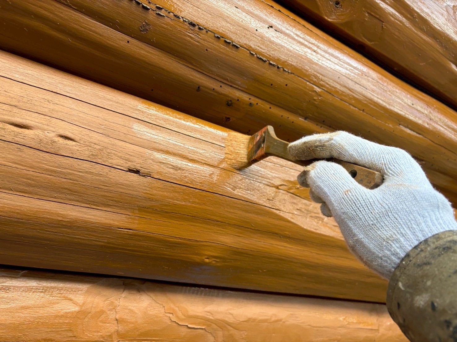 仕上げの上塗り（刷毛仕上げ）