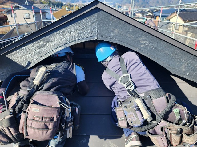 飯田市：入母屋造りの住宅でエスジーエル鋼板屋根の仕上げ施工