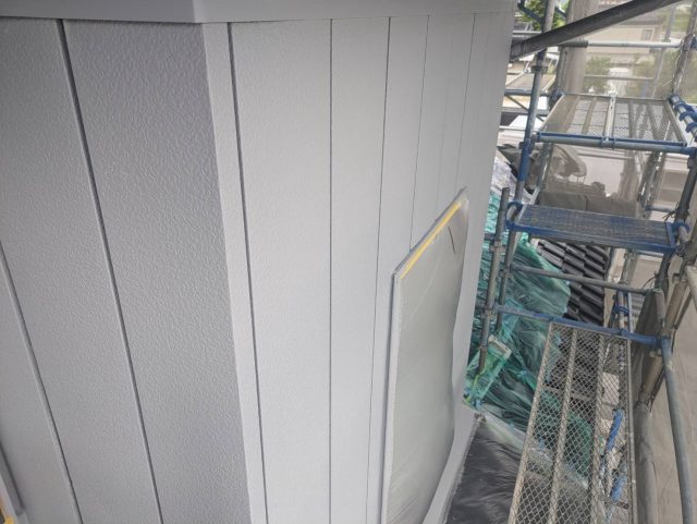 飯島町I邸_下塗りが完了した金属サイディング部分