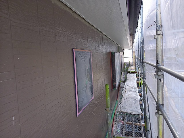 軽量鉄骨造住宅の外壁塗装下塗り状況
