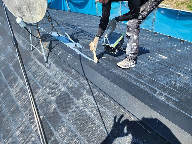 下伊那郡松川町：スレート屋根に下塗りをする塗装工