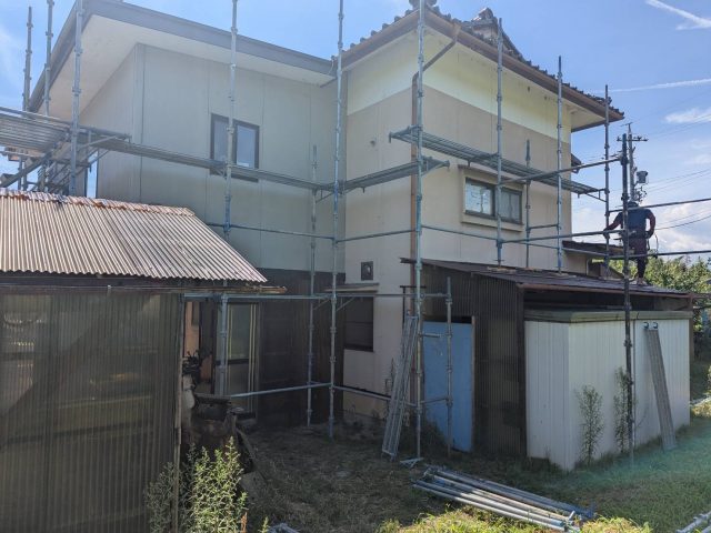 飯田市　外壁に雨染みができていたお宅の外壁工事が始まりました