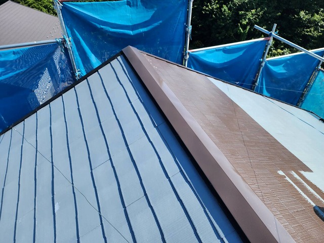 下伊那郡松川町：屋根塗装の下塗り乾燥後に中塗りを施工