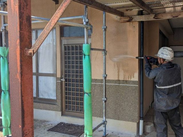 飯田市N邸_洗浄作業中の職人