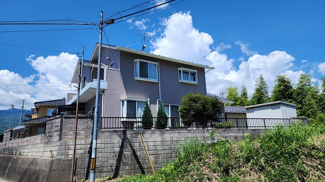 下伊那郡松川町：雨漏りした住宅の屋根外壁塗装完成後の全景