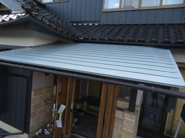 飯島町I邸_屋根塗装-中・上塗り