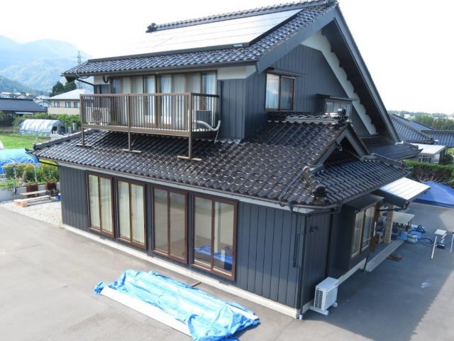 飯島町I邸_外壁塗装完成-ベランダ側