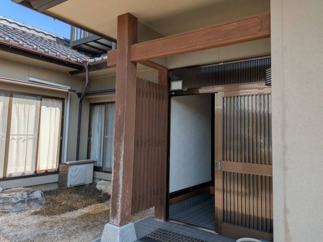 豊丘村　毎日気になっていたという玄関の木部塗装を行いました