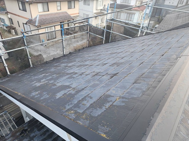 下伊那郡高森町：屋根カバー工法でメンテナンスを行うスレート屋根の劣化状況