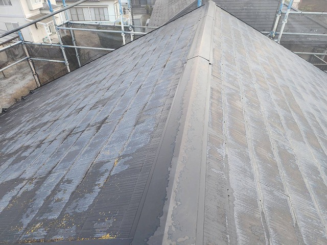 下伊那郡高森町：スレート屋根や棟板金の塗膜が劣化で剥がれている様子
