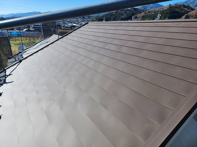 下伊那郡高森町：金属屋根によるカバー工法が完成してスタイリッシュなデザインを実現