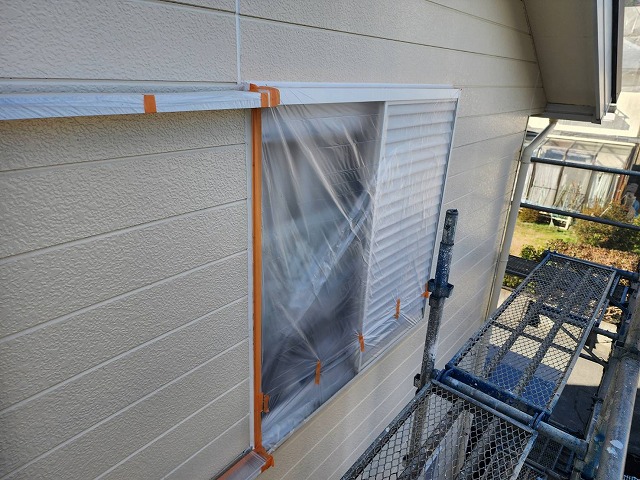 下伊那郡高森町：外壁塗装工事で窓やシャッターへの養生