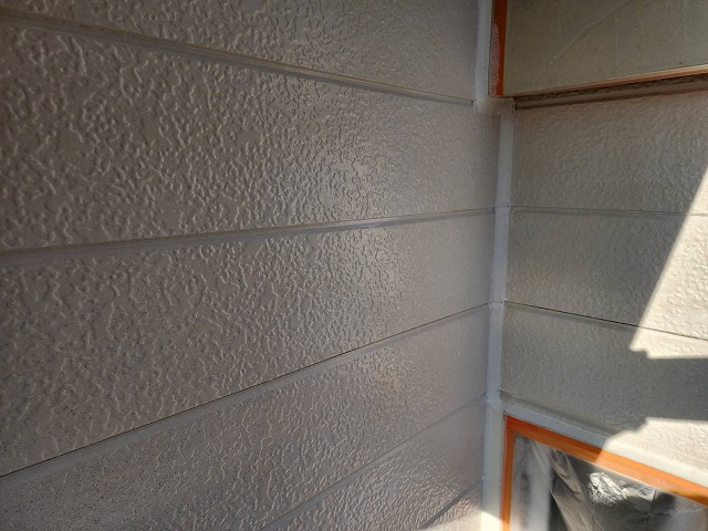 下伊那郡高森町：入隅部にコーキング補修をした後に外壁塗装工事