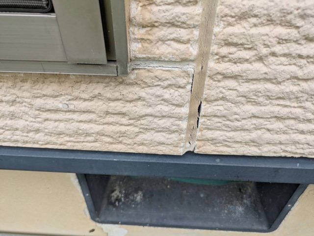 駒ヶ根市I邸_外壁-サッシ付近のコーキング