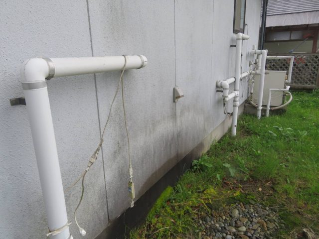 伊那市K邸_裏手の黒ずんだ壁面