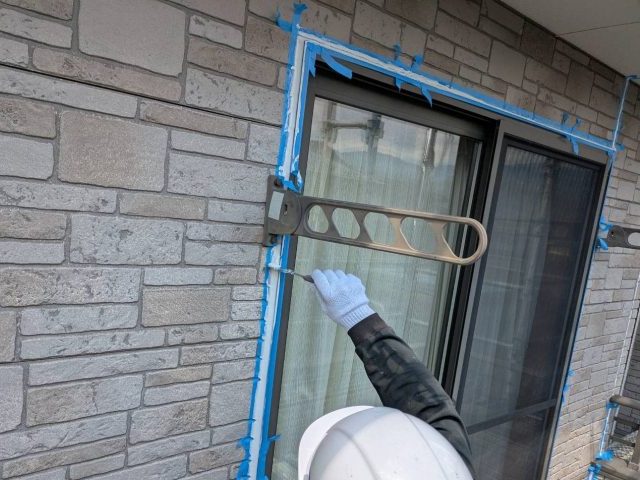 駒ヶ根市T邸_コーキング充填後の均し