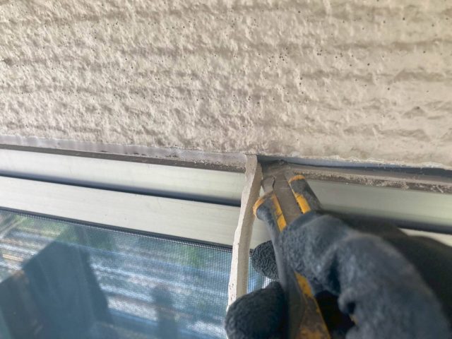 駒ヶ根市I邸_窓廻りの既存コーキングを撤去