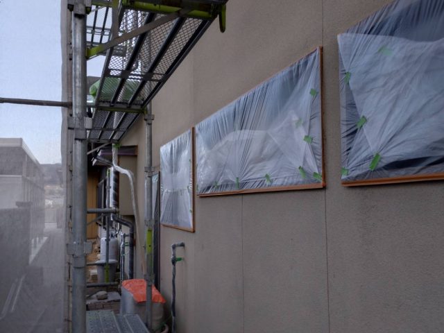 飯田市で行う外壁塗装工事、塗装の前に養生作業を行いました