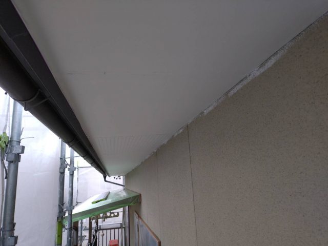 飯田市の築27年のお宅の外壁塗装工事、軒天の塗装から始めます