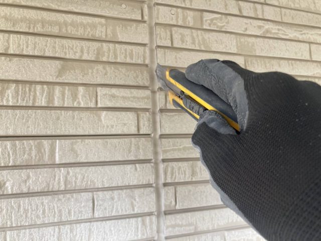 飯田市O邸_既存コーキングにカッターを入れます