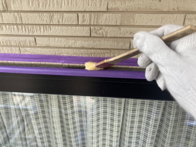 飯田市O邸_サッシ廻りコーキング-プライマー