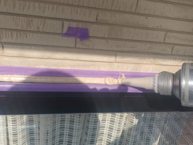 飯田市O邸_サッシ廻りコーキング-充填