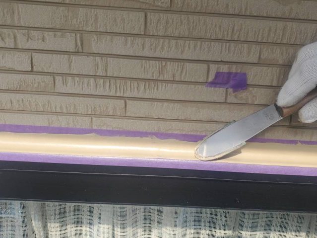 飯田市O邸_サッシ廻りコーキング-ならし