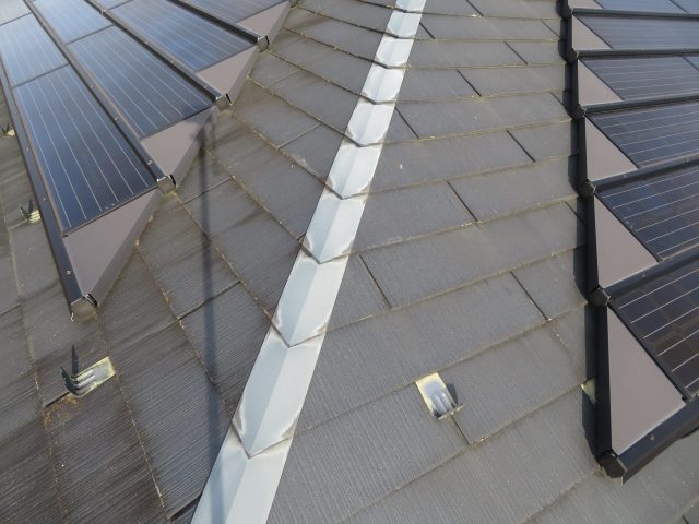 飯田市O邸_隅棟の板金も変色しています