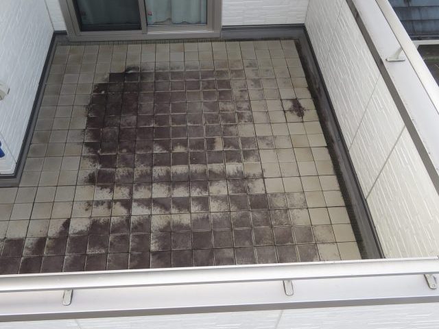 飯田市O邸_水はけが悪くなっているベランダの床