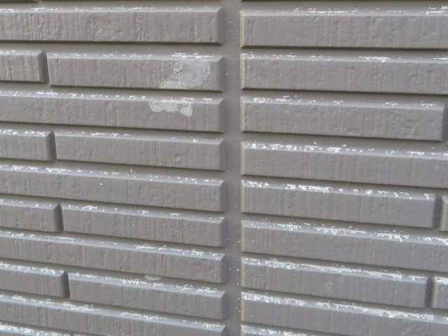 飯田市O邸_外壁の補修跡と塗膜の剥がれ