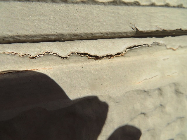 飯田市：外壁サイディングの塗膜がひび割れている状況