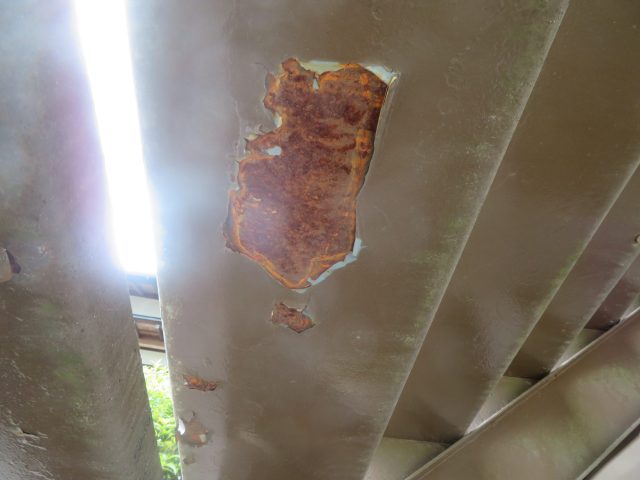 飯島町A邸_階段裏側の錆び