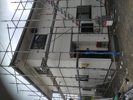 安曇野市穂高で外壁塗装を行っています。今回は洗浄の様子をご紹介
