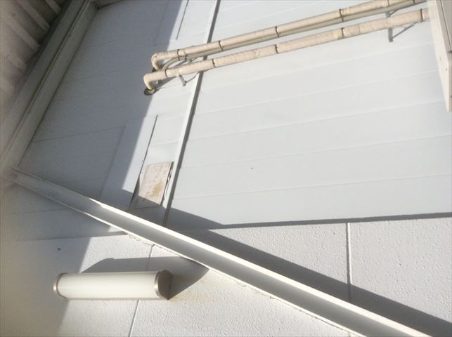 松本市梓川のショッピングセンターの劣化した外壁の調査
