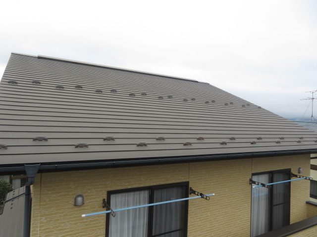 駒ヶ根市の住宅の現場調査のうち、ガルバリウム鋼板屋根の劣化症状をご紹介