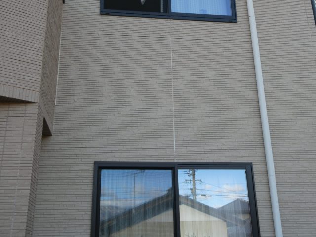 飯田市O邸_遠目に目立つ目地