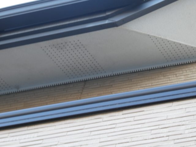 飯田市O邸_少し黒ずんでいる軒天