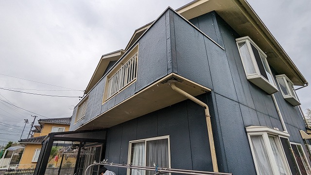 下伊那郡松川町:外壁塗装が劣化して色あせが広がっている状況