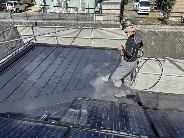 飯田市S邸_屋根洗浄中の作業員