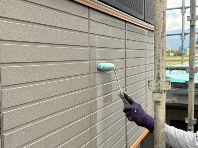 南箕輪村にお住まいのみなさまへ　傷んだコーキングの打ち替え作業と下塗り塗装の様子をご紹介します