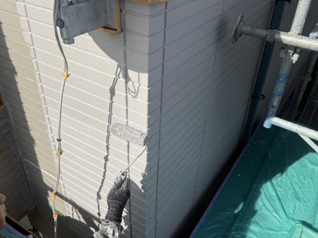 伊那市H様邸_ローラーで中塗り